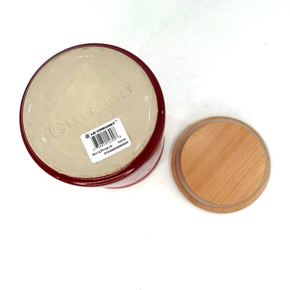 Le creuset Signature Cerise 14 cm Storage Canister Large Jar with wooden lid. - Picture 2 of 7